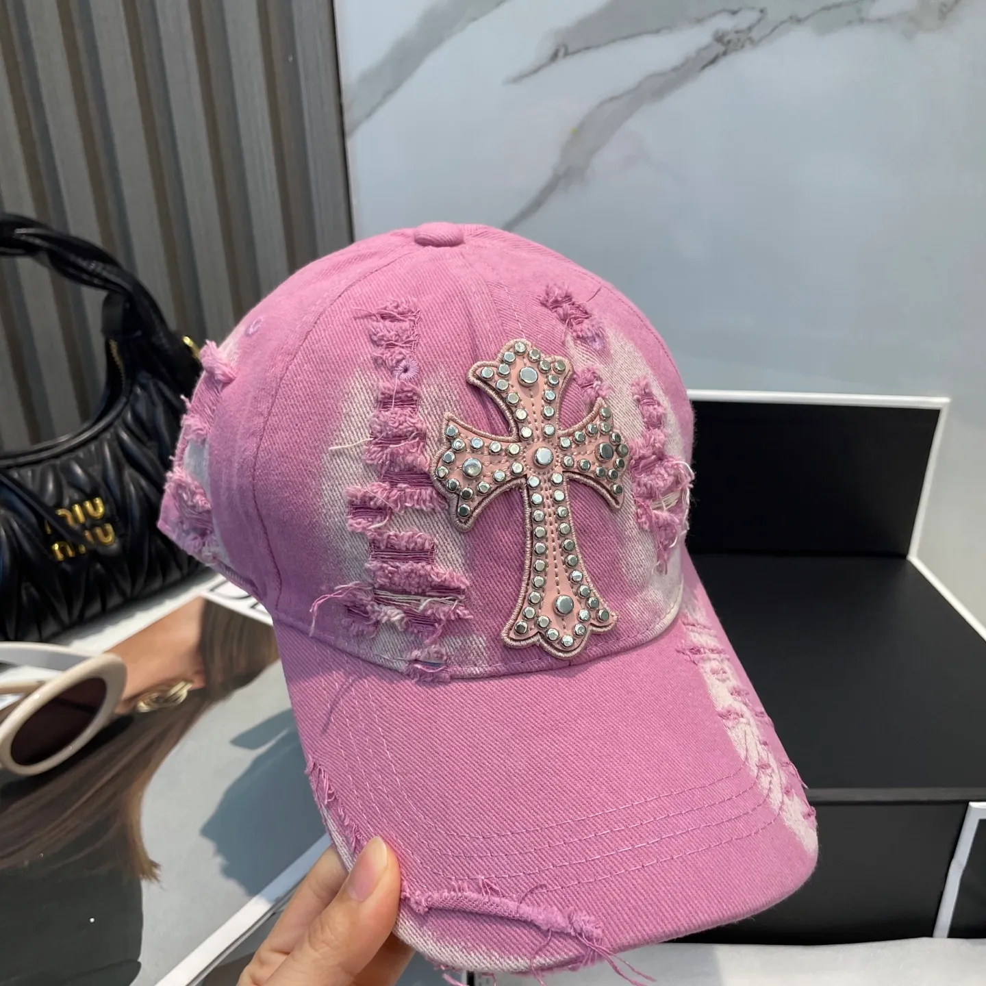 P66 Crow Heart 🆕🆕New baseball cap, stylish and classic cross logo, casual with a cool feeling, unisex style, same style for men and women! Very easy to match! Head circumference: 56-58cm is available
